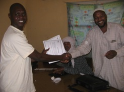 Bokar Lemine du PF Zinder recevant son attestation